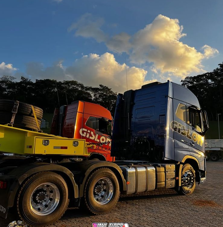 Caminhões Gislon estacionados ao pôr do sol