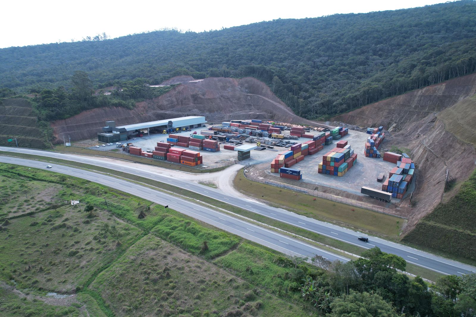 Vista aérea do complexo logístico da Gislon Transportes na BR-470